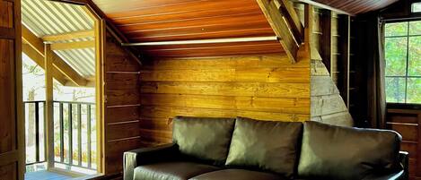 Cabane Familiale | Coin séjour | TV connectée de 46 pouces avec chaßnes par cùble, Netflix