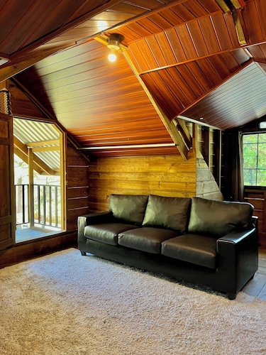 Pine Scape Lodge | Jacuzzi | BBQ | Pool | Mango Hosting