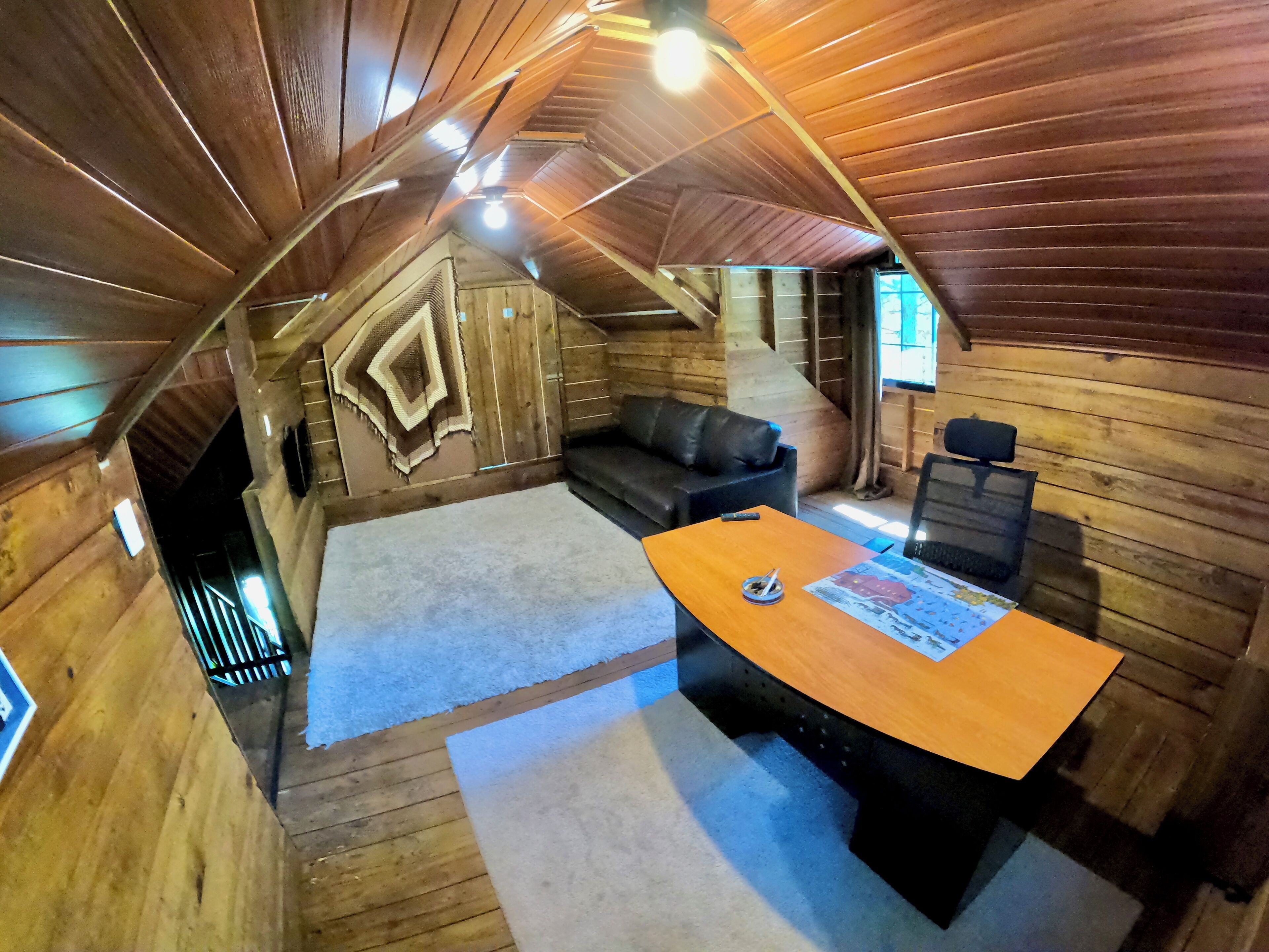 패밀리 캐빈 | 거실 공간 | 케이블 채널 시청이 가능한 46인치 스마트 TV, 넷플릭스, 스트리밍 서비스