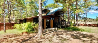 Pine Scape Lodge | Jacuzzi | BBQ | Pool | Mango Hosting