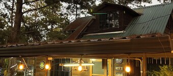 Pine Scape Lodge | Jacuzzi | BBQ | Pool | Mango Hosting