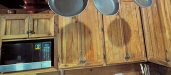 Pine Scape Lodge | Jacuzzi | BBQ | Pool | Mango Hosting