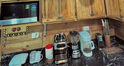 Pine Scape Lodge | Jacuzzi | BBQ | Pool | Mango Hosting