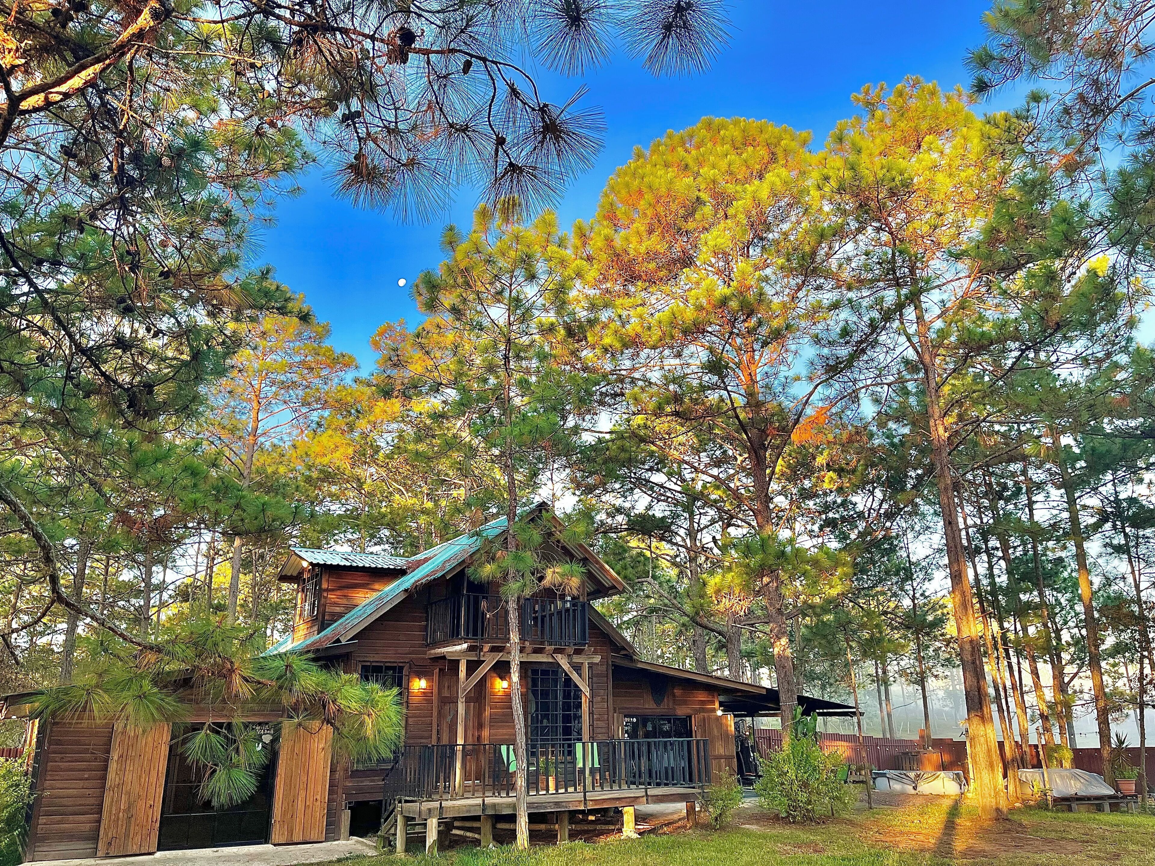 Vista frontal de la propiedad