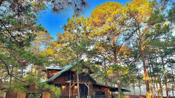 Vista frontal de la propiedad