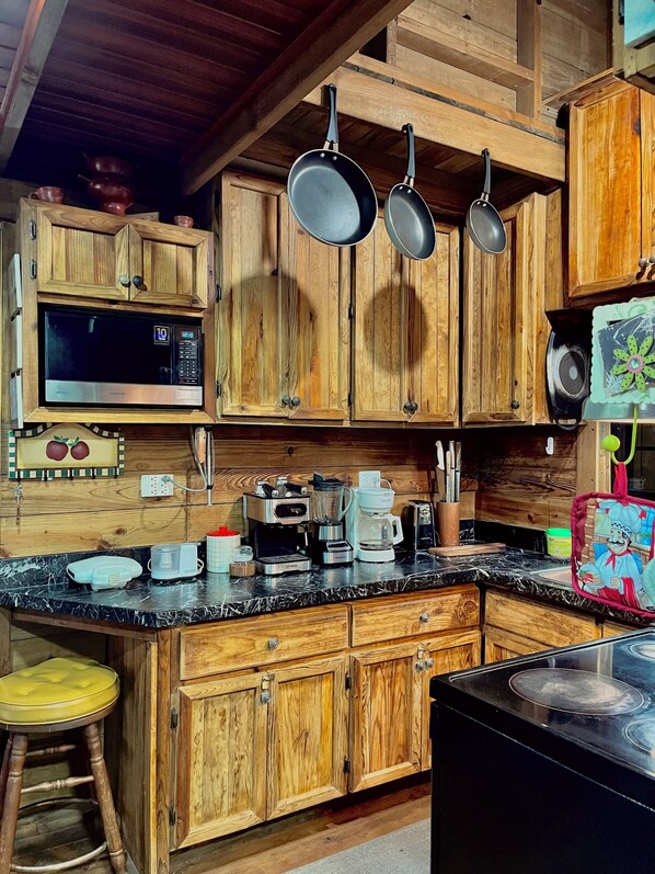 Family Cabin | Private kitchen | Shared fridge, microwave - Pine Scape Lodge | Jacuzzi | BBQ | Pool | Mango Hosting (Siguatepeque)