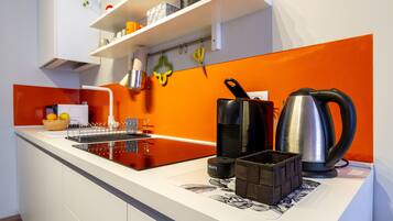 KĂŒhlschrank, Ofen, Herdplatte, Wasserkocher mit Kaffee-/Teezubehör