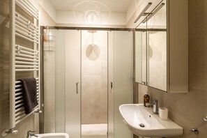 Shower, hair dryer, bidet, towels - Andrea's House - Navigli Apartments. Iconic location and comfort. (Milano)