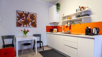 KĂŒhlschrank, Ofen, Herdplatte, Wasserkocher mit Kaffee-/Teezubehör