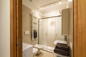 Shower, hair dryer, bidet, towels - Andrea's House - Navigli Apartments (Milano)