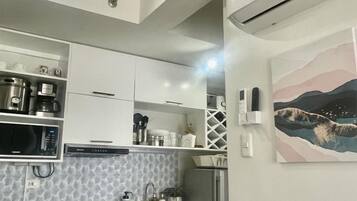 Frigorífico, microondas, horno y placa de cocina