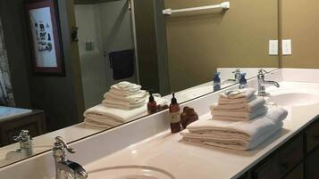 Shower, jetted bath, hair dryer, towels