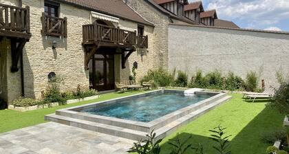 Maison en pierre dans un cadre idyllique - piscine - 30 couchages