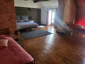 8 bedrooms, WiFi, bed sheets
