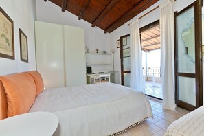 5 chambres, fer et planche à repasser, lit de bébé portatif