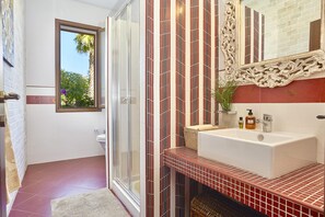 Regadera, bidet, toallas 