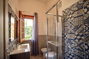 Dusche, Haartrockner, Bidet, Handtücher