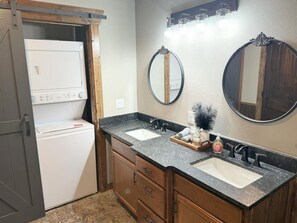 Sèche-cheveux, serviettes fournies