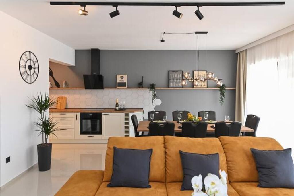 Een smart-tv en een open haard