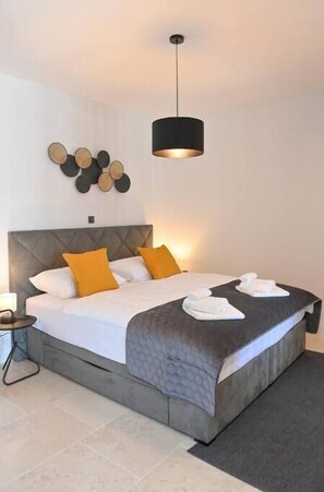 4 chambres, coffres-forts dans les chambres, bureau