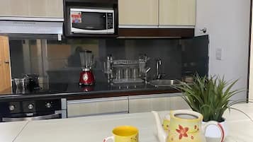 Frigorífico, microondas, hervidor eléctrico y licuadora
