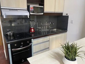 Réfrigérateur, micro-ondes, bouilloire électrique, blender