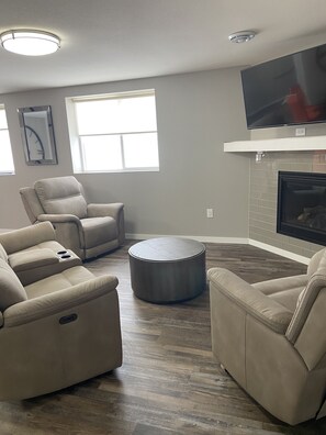 Smart TV, fireplace