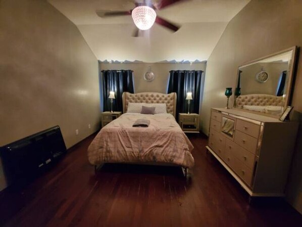 4 bedrooms, WiFi, bed sheets - Near AT&T Stad., Globe Life, 6Flags, 4BDRM! (Dallas)