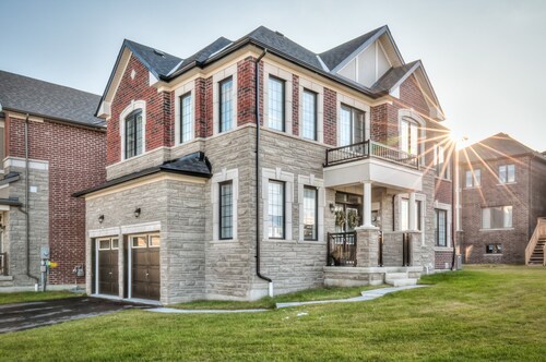 King Bed I Chefs Kitchen I Toronto Hub I 5 Beds 3.5 Bath I 8km from Tesla Chrg