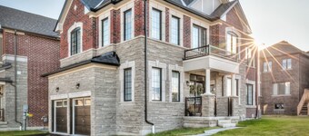 King Bed I Chefs Kitchen I Toronto Hub I 5 Beds 3.5 Bath I 8km from Tesla Chrg