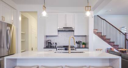 King Bed I Chefs Kitchen I Toronto Hub I 5 Beds 3.5 Bath I 8km from Tesla Chrg