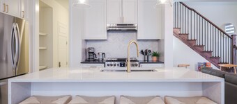 King Bed I Chefs Kitchen I Toronto Hub I 5 Beds 3.5 Bath I 8km from Tesla Chrg