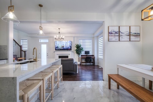 King Bed I Chefs Kitchen I Toronto Hub I 5 Beds 3.5 Bath I 8km from Tesla Chrg