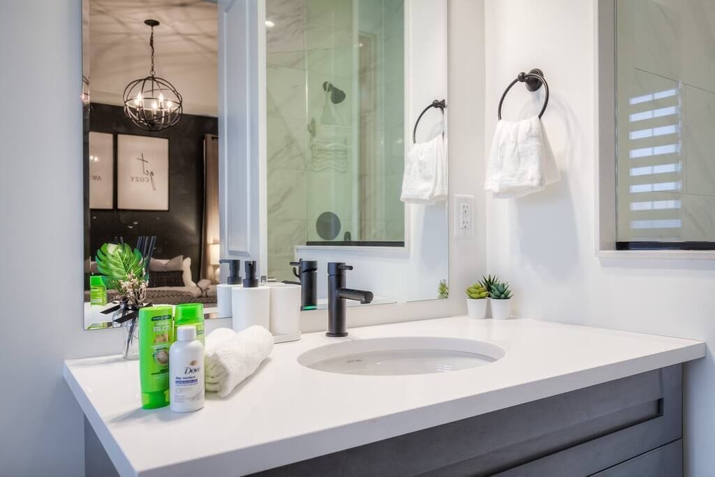 シャワー、ヘアドライヤー、タオル