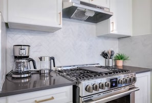 Fridge, microwave, oven, stovetop - King Bed I Chefs Kitchen I Toronto Hub I 5 Beds 3.5 Bath I 8km from Tesla Chrg (Pickering)