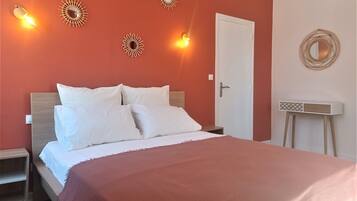 4 makuuhuonetta, työpöytÀ, silitysrauta/-lauta, vauvan matkasÀnky