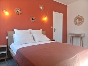 4 Schlafzimmer, Schreibtisch, Bügeleisen/Bügelbrett, Reisekinderbett