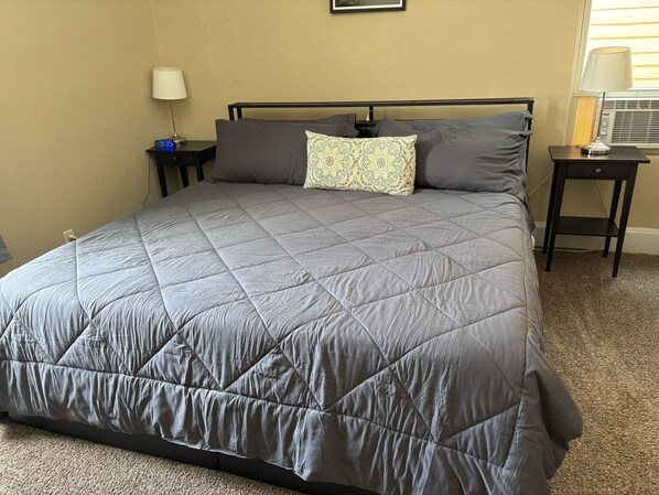 1 bedroom, iron/ironing board, free WiFi, bed sheets - Mins to mass Ave -Workspace, Smart TV & AC (Indianapolis)