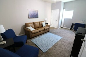 TV - Mins to mass Ave -Workspace, Smart TV & AC (Indianapolis)