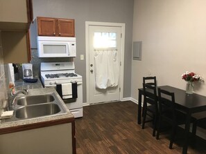 Fridge, microwave, oven, stovetop - Mins to mass Ave -Workspace, Smart TV & AC (Indianapolis)