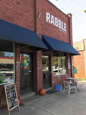 Exterior detail - Mins to mass Ave -Workspace, Smart TV & AC (Indianapolis)