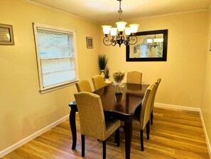 Dining - Cozy Riverside View House (Montague)