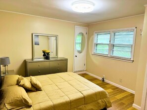 3 habitaciones, tabla de planchar con plancha, wifi y ropa de cama 