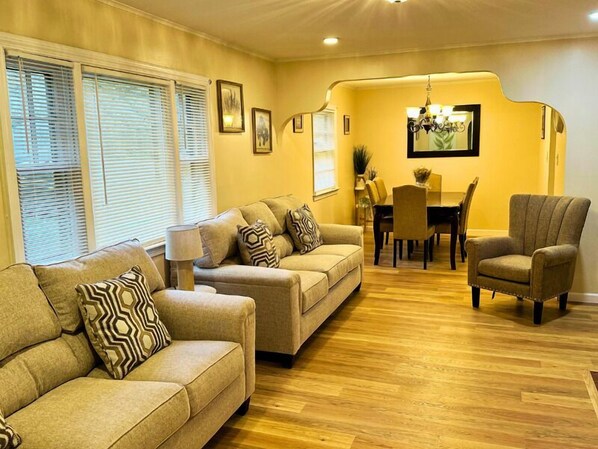 TV - Cozy Riverside View House (Montague)