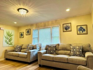 TV - Cozy Riverside View House (Montague)