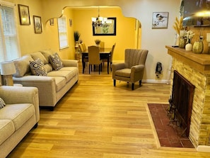 TV - Cozy Riverside View House (Montague)