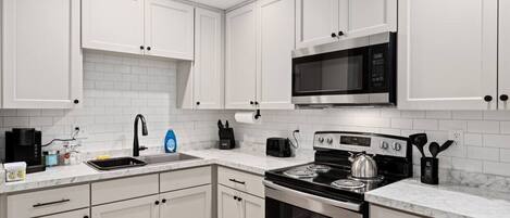 Kühlschrank, Mikrowelle, Ofen, Herdplatte