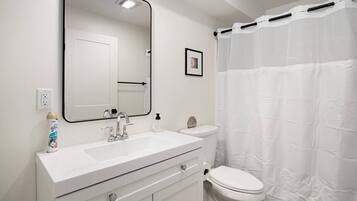 Haartrockner, Handtücher, Toilettenpapier