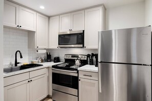 Jääkaappi, mikroaaltouuni, uuni, liesi