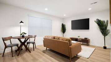 Een smart-tv en boeken